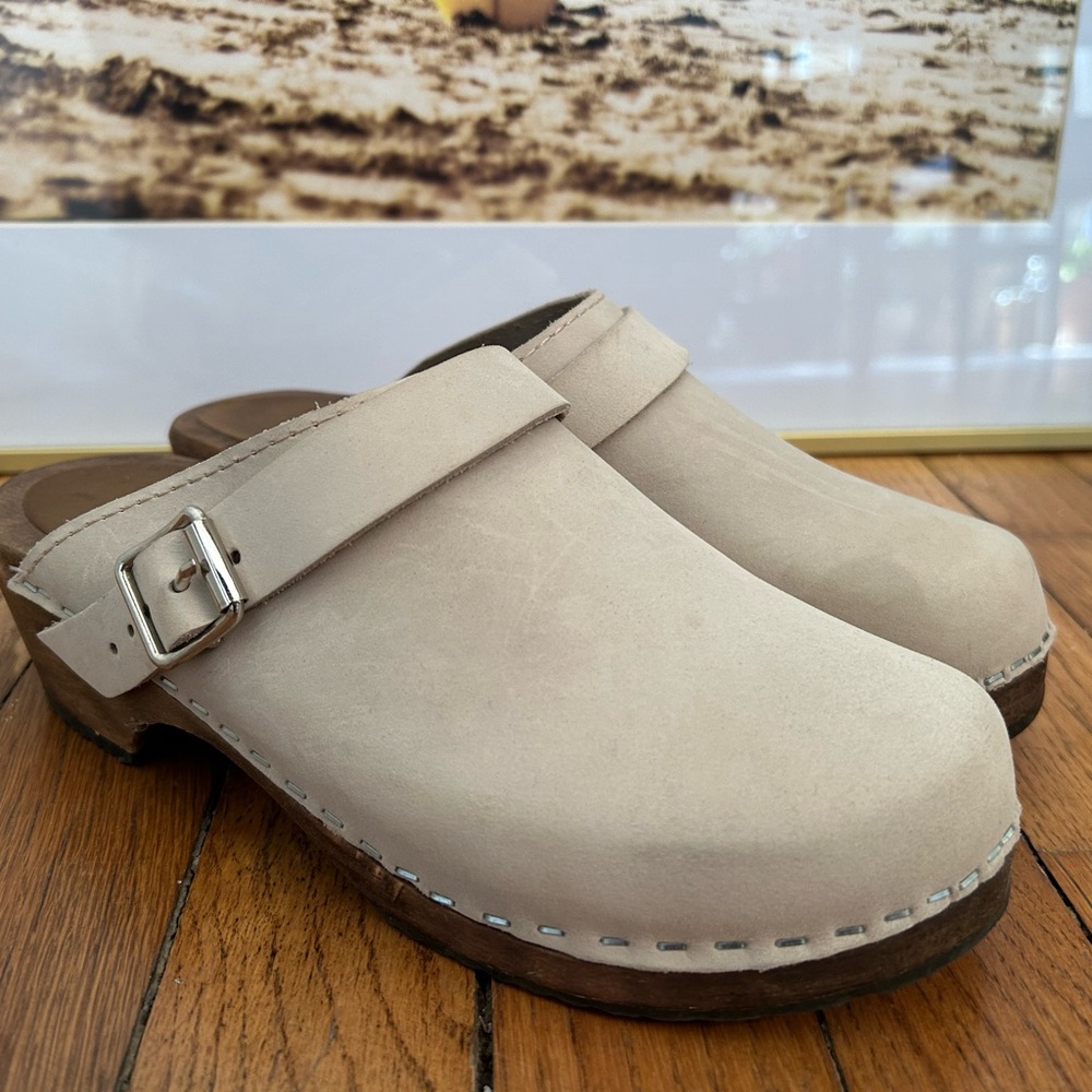 Lotta’s oatmeal suede nubuck clog
